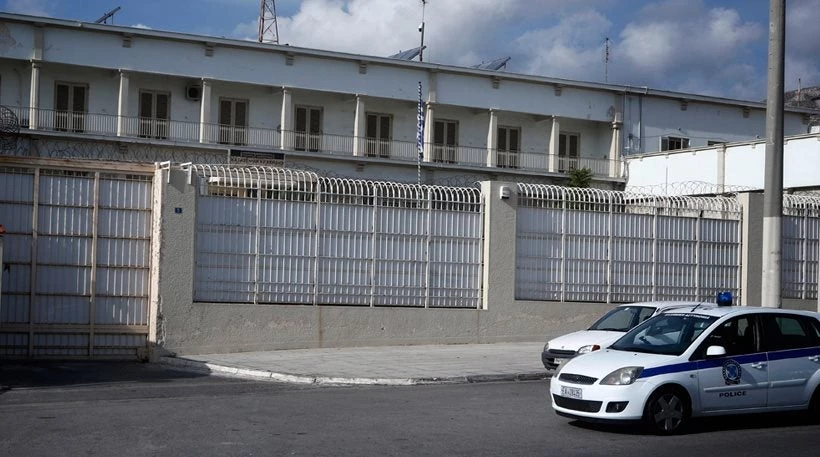 Οι Αλβανοί μαστιγώνουν σωφρονιστικούς υπαλλήλους και το υπουργείο μοιράζει προφυλακτικά